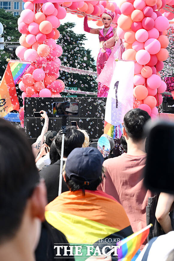 서울퀴어문화축제 즐기는 참석자들.
