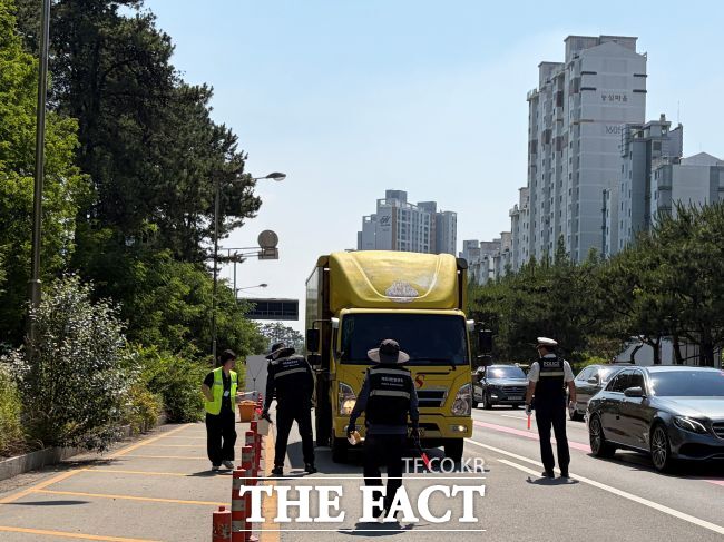 12일 호매실나들목(IC) 인근에서 수원시가 권선경찰서, 한국교통안전공단 경기남부본부와 불법자동차 합동 단속을 실시하고 있다. /수원시