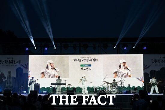 지난 13일 경기 고양시 행주산성 일대에서 열린 '제38회 고양행주문화제'를 맞아 서도밴드의 축하공연이 진행되고 있다. /고양시