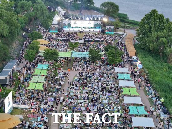 지난 13일 경기 고양시 행주산성 일대에서 열린 '제38회 고양행주문화제'를 찾은 인파들이 운집해 있다. /고양시