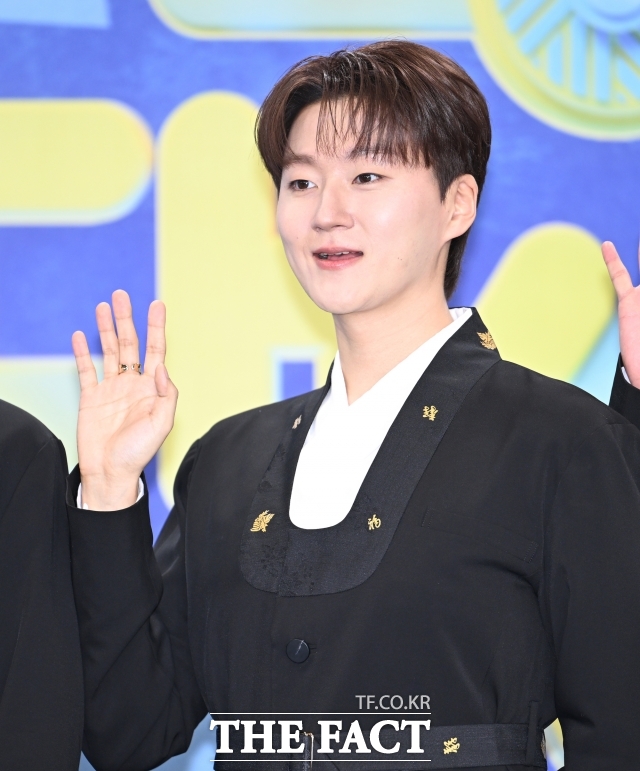 포레스텔라 조민규가 새끼발가락 골절로 인해 수술을 받고 회복 중이다. 예정된 스케줄과 무대는 깁스를 차고 진행할 예정이다. /박헌우 기자