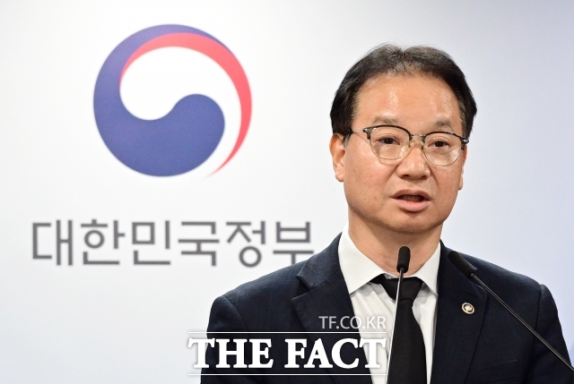 일본 후쿠시마 제1원자력발전소 20차 오염수 방류가 순간 정전으로 자동 중단됐다가 재개됐다. 14일 정부에 따르면 김영수 국무조정실 1차장(사진)은 전날 저녁 공지를 통해 이같이 밝혔다. /임영무 기자