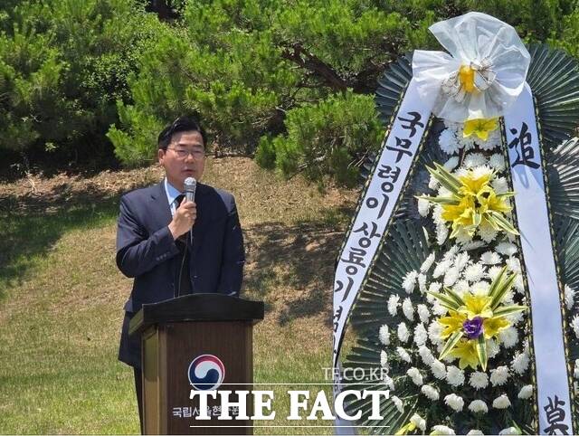 박찬대 인천시장 당선인이 13일 대한민국 임시정부 초대 국무령 이상룡 선생 서거 94주기를 맞아 국립서울현충원 묘역에서 인사말을 하고 있다. /박찬대 당선인 인수위