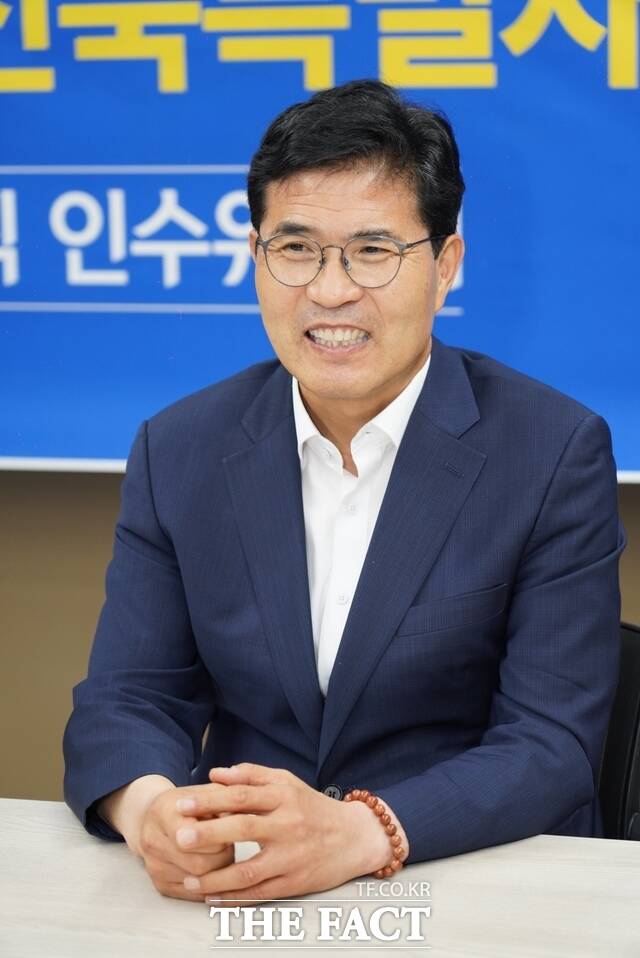 12일 이원택 전북도지사 당선인이 도지사직 인수위원회 사무실이 위치한 전주시 덕진구 장동 전북바이오융합산업진흥원 비즈니스센터에서 당선인 신분으로는 처음으로 <더팩트> 전북취재본부와 대면 인터뷰를 하고 있다. /전주=김수홍 기자