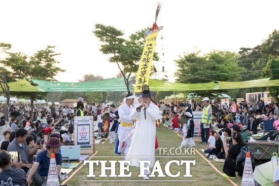 '제38회 고양행주문화제'의 시작을 알리는 전통 행진이 지난 13일 경기 고양시 행주산성 일대에서 진행되고 있다. /고양시