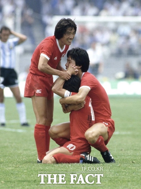 1986년 6월 2일 아르헨티나와 멕시코 월드컵 A조 1차전에서 한국 축구 사상 월드컵 1호골을 기록한 박창선(가운데)과 어시스트를 한 최순호(오른쪽)./KFA