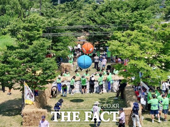 지난 13일 경기 고양시 행주산성 일대에서 열린 '제38회 고양행주문화제'를 찾은 방문객들이 행주대첩 투석전 등 다양한 체험 프로그램에 참여하고 있다. /고양시