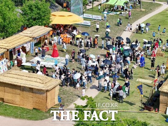 지난 13일 경기 고양시 행주산성 일대에서 열린 '제38회 고양행주문화제'를 찾은 방문객들이 역사 미션 게임 등 다양한 체험 프로그램에 참여하고 있다. /고양시