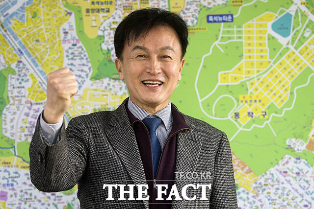 류삼영 동작구청장 당선인은 진 구청장에 이어 서울 자치구 역사상 두 번째 경찰 출신 민선 구청장이다. 사진은 류 당선인이 지난해 1월 서울 동작구 류삼영복덕방에서 <더팩트>와 인터뷰에 앞서 포즈를 취하고 있는 모습. /서예원 기자