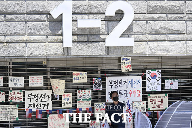 시위 참가자가 핸드볼경기장 출입구를 지키고 있다.
