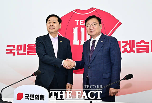 정점식 국민의힘 원내대표가 15일 오후 서울 여의도 국회에서 구윤철 경제부총리 겸 재정경제부 장관(왼쪽)을 접견하며 기념사진 촬영을 하고 있다. /국회=배정한 기자