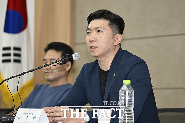 유승민 대한체육회장이 15일 오후 서울 송파구 서울올림픽파크텔에서 열린 '핸드볼 경기장 사무공간 출입 제한 사태 관련 대한민국 체육인 기자회견'에 참석해 발언하고 있다. /송호영 기자