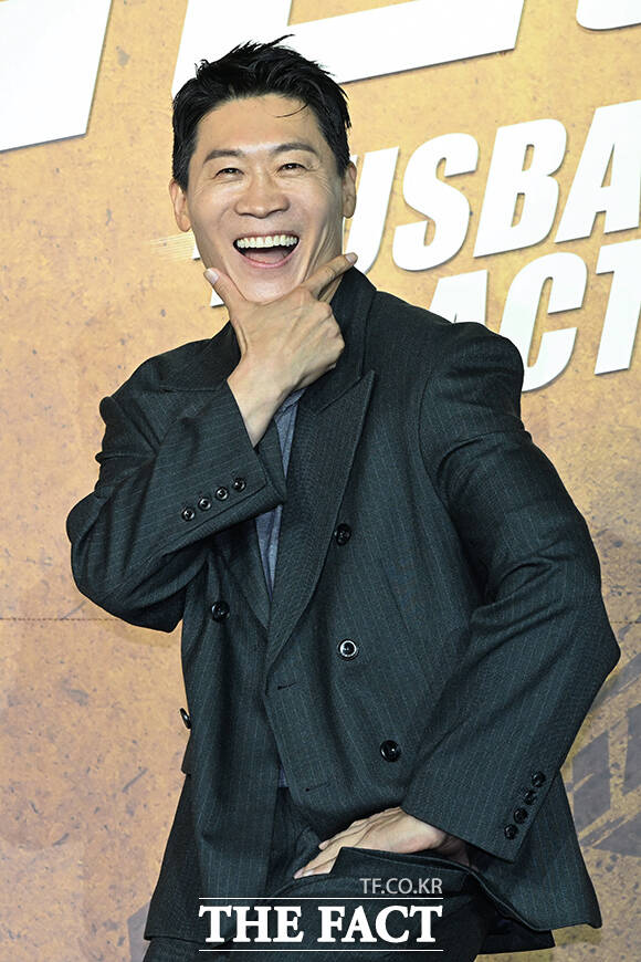 배우 윤경호와 이다희, 김지석, 진선규, 박규태 감독, 배우 공명, 강한나, 전소민(왼쪽부터)이 15일 오전 서울 중구 앰버서더 서울 풀만에서 열린 넷플릭스 영화 '남편들' 제작보고회에 참석해 포즈를 취하고 있다. /김성렬 기자