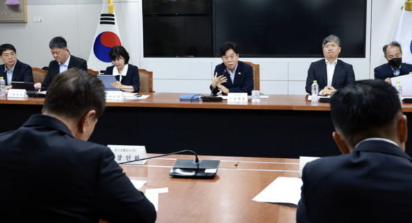 김영훈 고용노동부 장관이 15일 오전 정부세종청사에서 장인화 포스코 그룹 회장을 비롯한 포스코 그룹 경영진과 간담회를 진행하고 있다. /고용노동부
