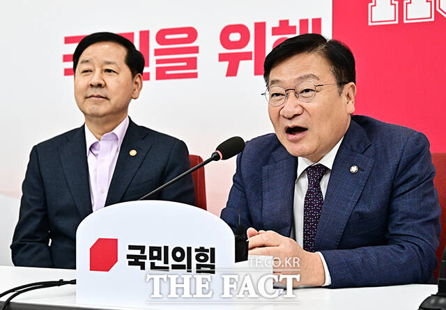 정점식 국민의힘 원내대표가 15일 오후 서울 여의도 국회에서 구윤철 경제부총리 겸 재정경제부 장관(왼쪽)을 접견하며 기념사진 촬영을 하고 있다. /국회=배정한 기자