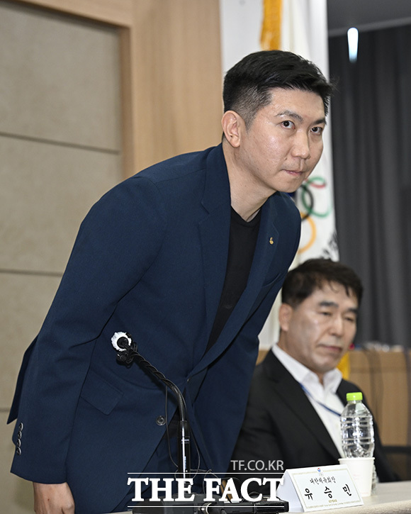 유 회장이 핸드볼경기장에 입주한 체육 단체들의 피해 상황을 설명하고 있다.
