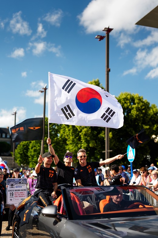 12일 프랑스 르망에서 열린 드라이버 퍼레이드에서 제네시스 X 그란 컨버터블을 운전하는 제네시스 브랜드 파트너 겸 마그마 레이싱 어드바이저 재키 익스(운전석)와 (뒷자리 왼쪽부터) GMR 드라이버 마티스 자비에, 루이스 펠리페 데라니, 안드레 로테러가 퍼레이드를 진행하는 모습. /제네시스