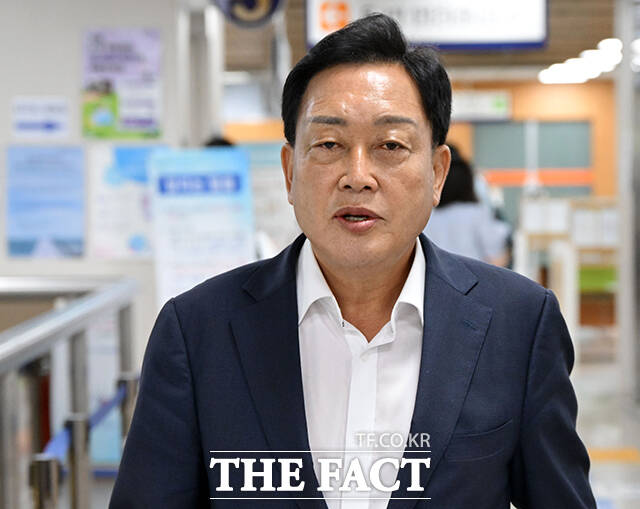 양평 공흥지구 특혜 의혹을 받는 김건희 씨 오빠 김진우 씨(왼쪽)와 당시 양평군수였던 김선교 국민의힘 의원이 15일 서울 서초구 서울중앙지방법원에서 열린 공판에 출석하고 있다. /남윤호 기자