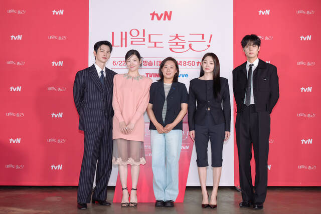 배우 서인국 박지현, 조은솔 PD, 배우 강미나 최경훈(왼쪽부터)이 tvN 새 월화드라마 '내일도 출근!' 제작발표회에 참석해 다양한 이야기를 나눴다./tvN