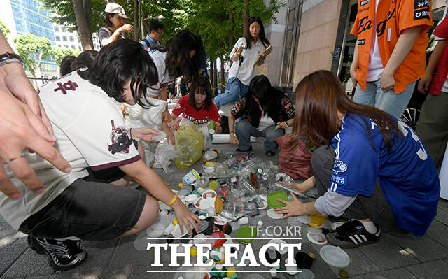 환경운동연합 활동가들이 15일 오전 서울 강남구 한국야구회관 빌딩 앞에서 열린 'KBO와 구단은 야구장 쓰레기 감축에 책임 있게 나서라! 전국 프로야구장 모니터링 결과 발표' 기자회견에 참석해 일회용품 쓰레기를 야구 배트로 날리는 퍼포먼스를 하고 있다. /박상민 기자