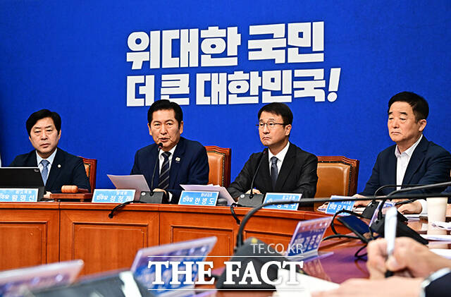 정청래 더불어민주당 대표가 15일 오전 서울 여의도 국회에서 열린 최고위원회의에 참석해 모두발언을 하고 있다. /국회=배정한 기자
