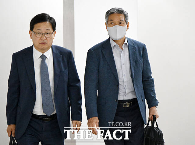 사드(고고도미사일방어체계) 기밀 유출 관련 직권남용권리행사방해 등 혐의를 받는 정의용 전 국가안보실장(왼쪽)과 정경두 전 국방부 장관이 15일 서울 서초구 서울중앙지법에서 열린 공판에 출석하고 있다. /남윤호 기자