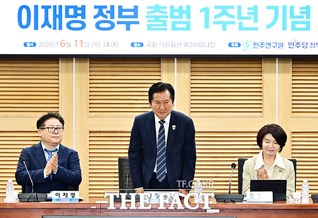 더불어민주당이 정부 인사들의 메시지와 행보까지 지방선거 평가 대상에 포함하겠다고 밝히면서 당정 관계를 둘러싼 논란도 커지고 있다. 사진은 정청래 민주당 대표가 지난 11일 오후 서울 여의도 국회 의원회관 제2세미나실에서 열린 이재명 정부 출범 1주년 기념 토론회에 참석해 인사를 하고 있는 모습. /국회=배정한 기자