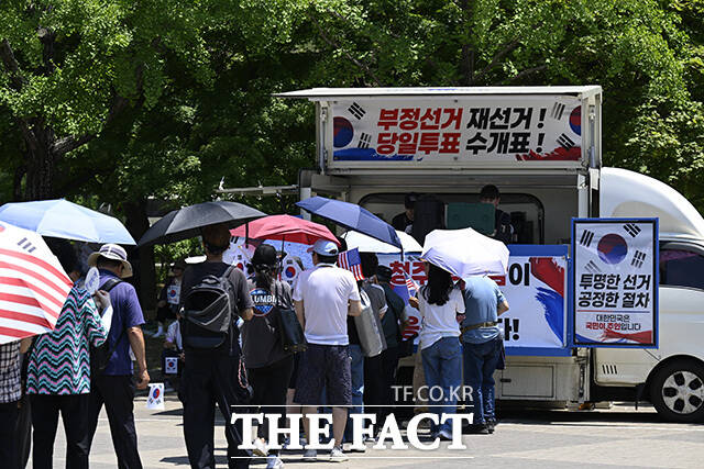 시위 참가자가 핸드볼경기장 출입구를 지키고 있다.