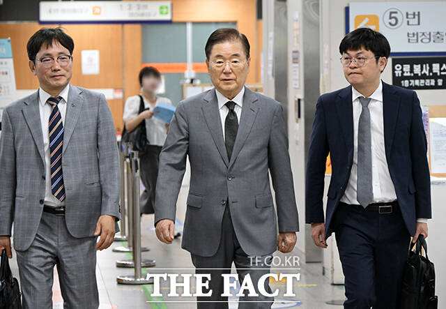 사드(고고도미사일방어체계) 기밀 유출 관련 직권남용권리행사방해 등 혐의를 받는 정의용 전 국가안보실장(왼쪽)과 정경두 전 국방부 장관이 15일 서울 서초구 서울중앙지법에서 열린 공판에 출석하고 있다. /남윤호 기자