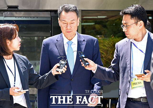 내란 중요임무 종사 혐의를 받는 김명수 전 합동참모본부 의장이 15일 서울 서초구 서울중앙지방법원에서 열린 구속전피의자심문(영장실질심사)을 마치고 법원을 나서고 있다. /남윤호 기자
