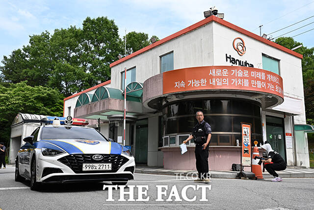 지난 1일 오전 10시 59분께 대전 유성구 한화에어로스페이스 대전사업장에서 화재가 발생한 가운데, 경찰차 한 대가 사업장을 빠져나오고 있다. /대전=김성렬 기자