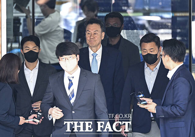 내란 중요임무 종사 혐의를 받는 김명수 전 합동참모본부 의장이 15일 서울 서초구 서울중앙지방법원에서 열린 구속전피의자심문(영장실질심사)을 마치고 법원을 나서고 있다. /남윤호 기자