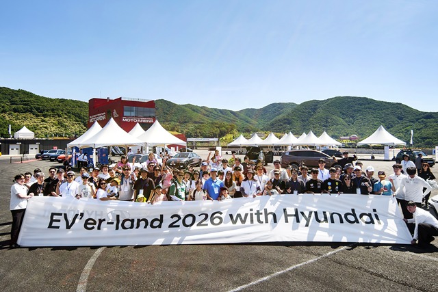 13일 충북 증평군 벨포레 모토아레나에서 열린 오프라인 전기차 체험 행사 'EV'er-land 2026'에서 참가자들이 기념 촬영을 하고 있다. /현대차