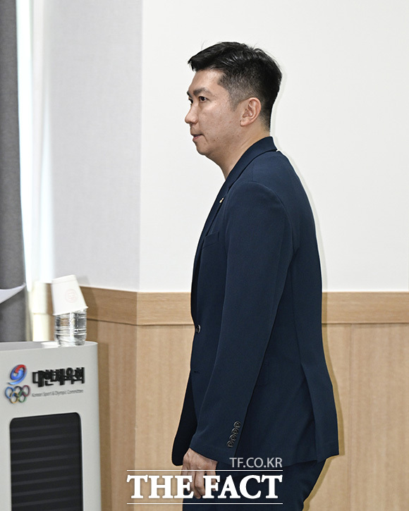 유 회장이 핸드볼경기장에 입주한 체육 단체들의 피해 상황을 설명하고 있다.