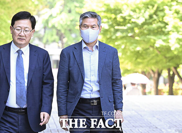 사드(고고도미사일방어체계) 기밀 유출 관련 직권남용권리행사방해 등 혐의를 받는 정의용 전 국가안보실장(왼쪽)과 정경두 전 국방부 장관이 15일 서울 서초구 서울중앙지법에서 열린 공판에 출석하고 있다. /남윤호 기자