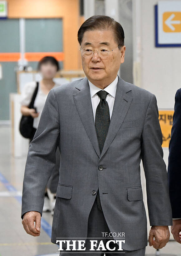 사드(고고도미사일방어체계) 기밀 유출 관련 직권남용권리행사방해 등 혐의를 받는 정의용 전 국가안보실장(왼쪽)과 정경두 전 국방부 장관이 15일 서울 서초구 서울중앙지법에서 열린 공판에 출석하고 있다. /남윤호 기자