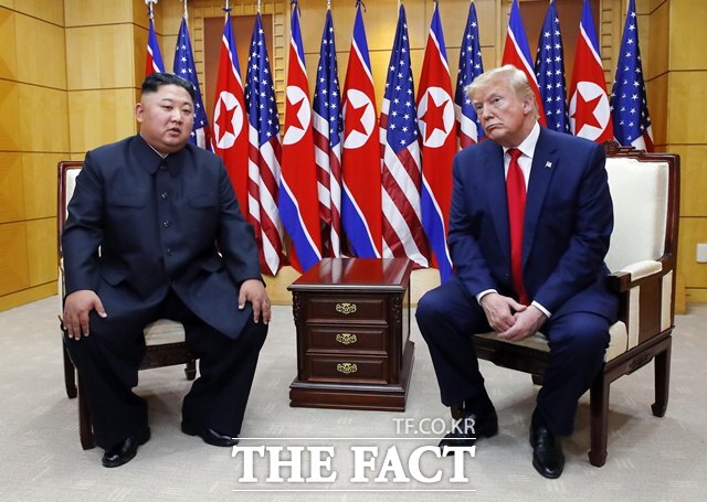 트럼프 2기 행정부에선 비핵화 원칙을 유지하고 있다는 신호가 나오고 있다. 사진은 2019년 6월 30일 도널드 트럼프 미국 대통령(오른쪽)과 김정은 북한 국무위원장이 판문점 자유의 집에서 북미정상회담을 하는 모습. /뉴시스.