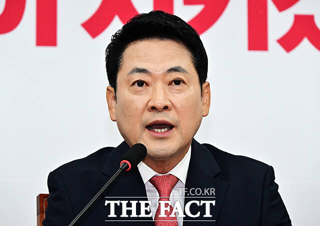 그러나 중앙선거관리위원회 '투표용지 부족 사태' 대응에 대 한 당 내부의 이견과 지도부 거취 공방이 겹치면서 상승세의 동력을 스스로 갉아먹는 모양새다. 사진은 장동혁 국민의힘 대표가 15일 오전 서울 여의도 국회에서 열린 최고위원회에 참석해 모두발언을 하고 있는 모습. /배정한 기자