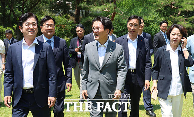 김민석 국무총리가 15일 오후 서울 종로구 국무총리 공관에서 열린 국토대전환 관련 광역단체장 당선자 간담회에 참석해 모두발언을 하고 있다. /임영무 기자