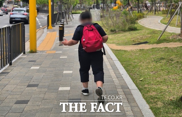 자폐성 장애가 있는 초등학교 4학년 박지호(가명·10) 군이 지난 5일 경기 안산시 A 일반학교에 등교하고 있다. /한지연 씨 제공