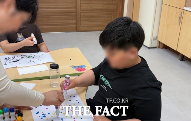 자폐성 장애가 있는 초등학교 4학년 박지호(가명·10) 군이 경기 안산시 A 일반학교 특수학급에서 수업을 듣고 있다. /한지연 씨 제공