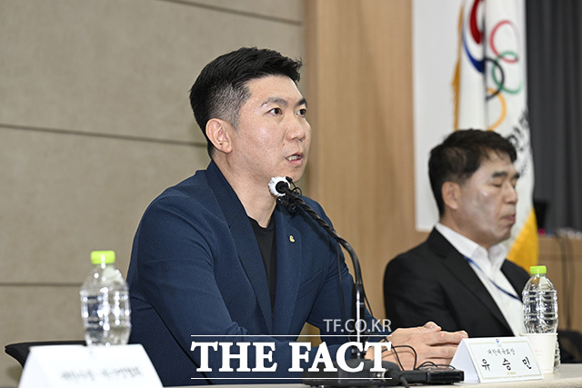 유 회장이 핸드볼경기장에 입주한 체육 단체들의 피해 상황을 설명하고 있다.