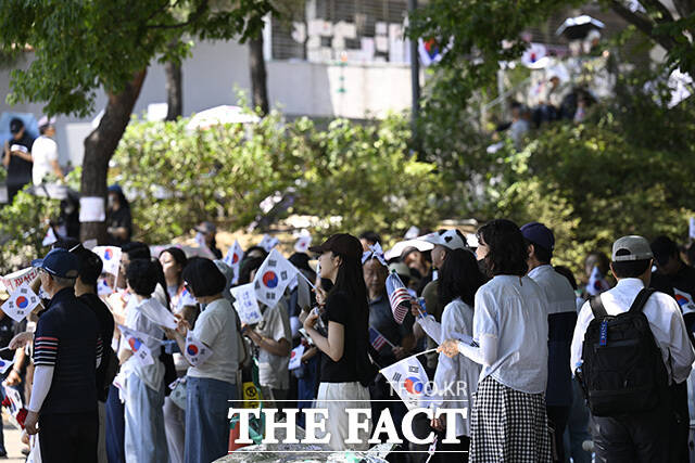 시위 참가자가 핸드볼경기장 출입구를 지키고 있다.