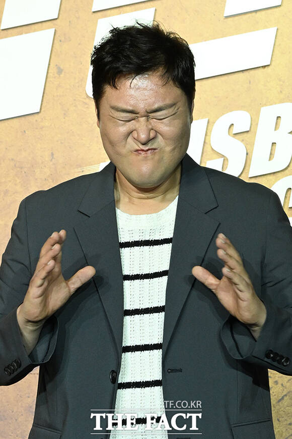 배우 윤경호와 이다희, 김지석, 진선규, 박규태 감독, 배우 공명, 강한나, 전소민(왼쪽부터)이 15일 오전 서울 중구 앰버서더 서울 풀만에서 열린 넷플릭스 영화 '남편들' 제작보고회에 참석해 포즈를 취하고 있다. /김성렬 기자