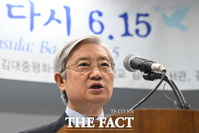 김성재 김대중평화센터 이사장이 기념사를 하고 있다.