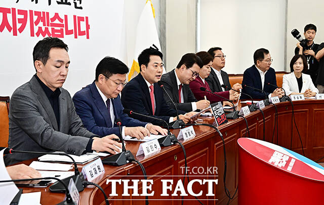 장동혁 국민의힘 대표가 15일 오전 서울 여의도 국회에서 열린 최고위원회에 참석해 모두발언을 하고 있다. /국회=배정한 기자