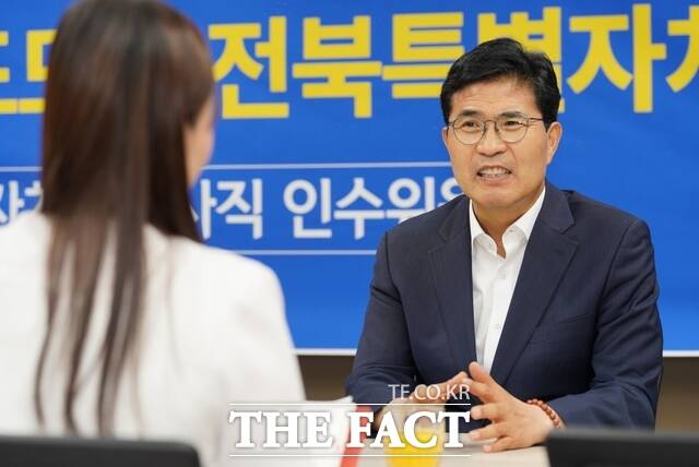 12일 이원택 전북도지사 당선인이 도지사직 인수위원회 사무실이 위치한 전주시 덕진구 장동 전북바이오융합산업진흥원 비즈니스센터에서 당선인 신분으로는 처음으로 <더팩트> 전북취재본부와 대면 인터뷰를 하고 있다. /전주=김수홍 기자