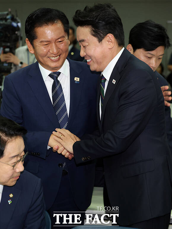 기념식에 참석한 정청래 더불어민주당 대표(왼쪽)와 강훈식 대통령 비서실장.