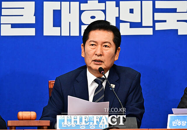 정청래 더불어민주당 대표가 15일 오전 서울 여의도 국회에서 열린 최고위원회의에 참석해 모두발언을 하고 있다. /국회=배정한 기자
