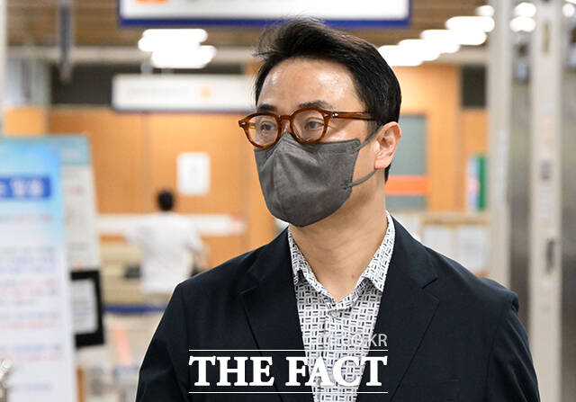 양평 공흥지구 특혜 의혹을 받는 김건희 씨 오빠 김진우 씨(왼쪽)와 당시 양평군수였던 김선교 국민의힘 의원이 15일 서울 서초구 서울중앙지방법원에서 열린 공판에 출석하고 있다. /남윤호 기자